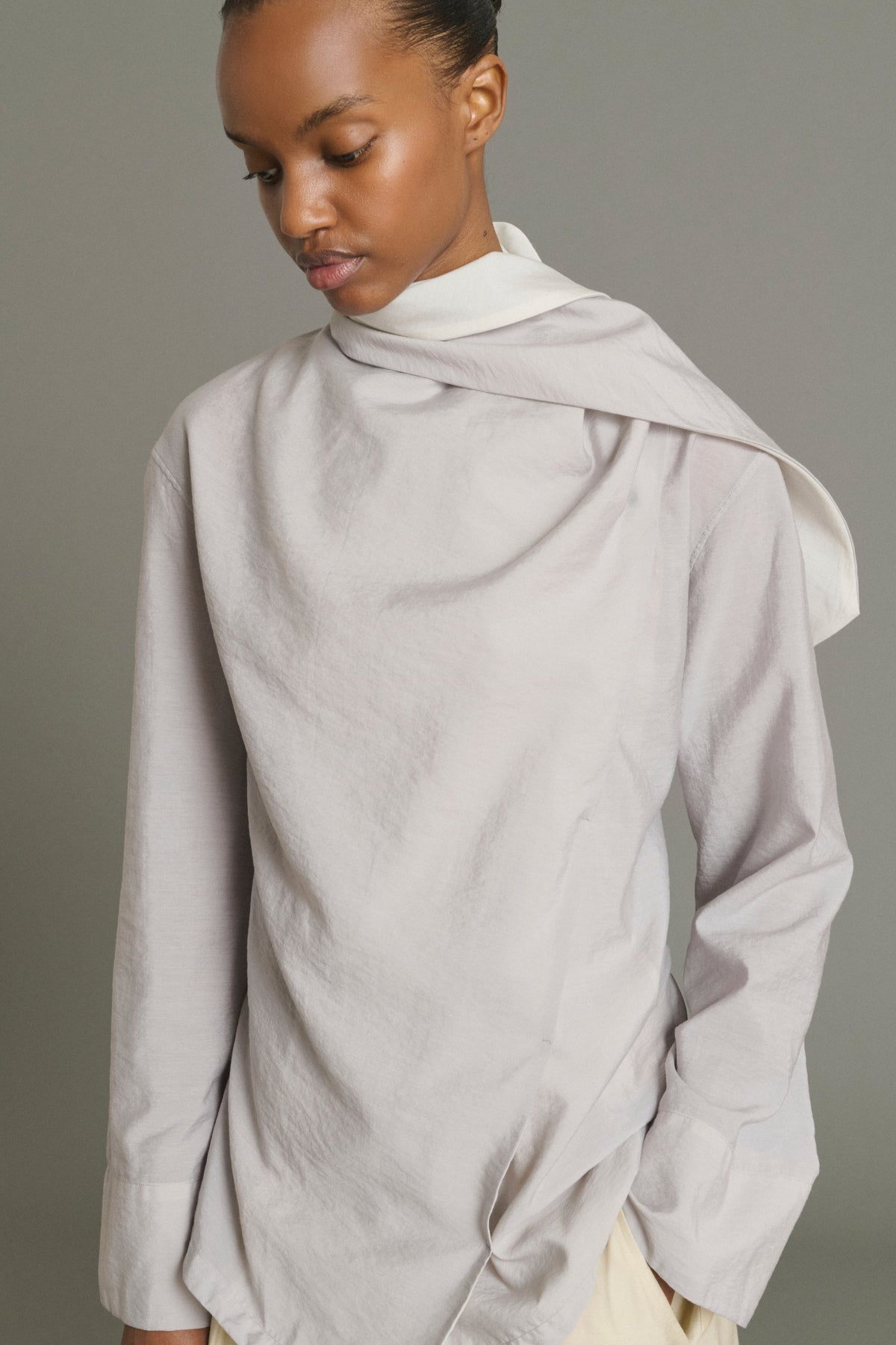 Blouse contrastée à col foulard