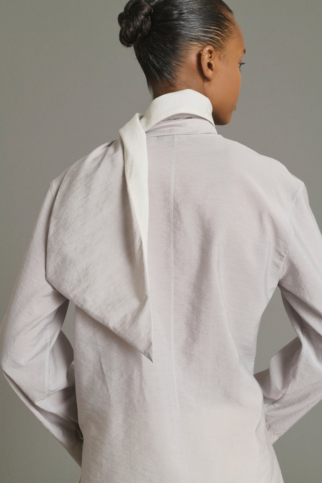 Blouse contrastée à col foulard