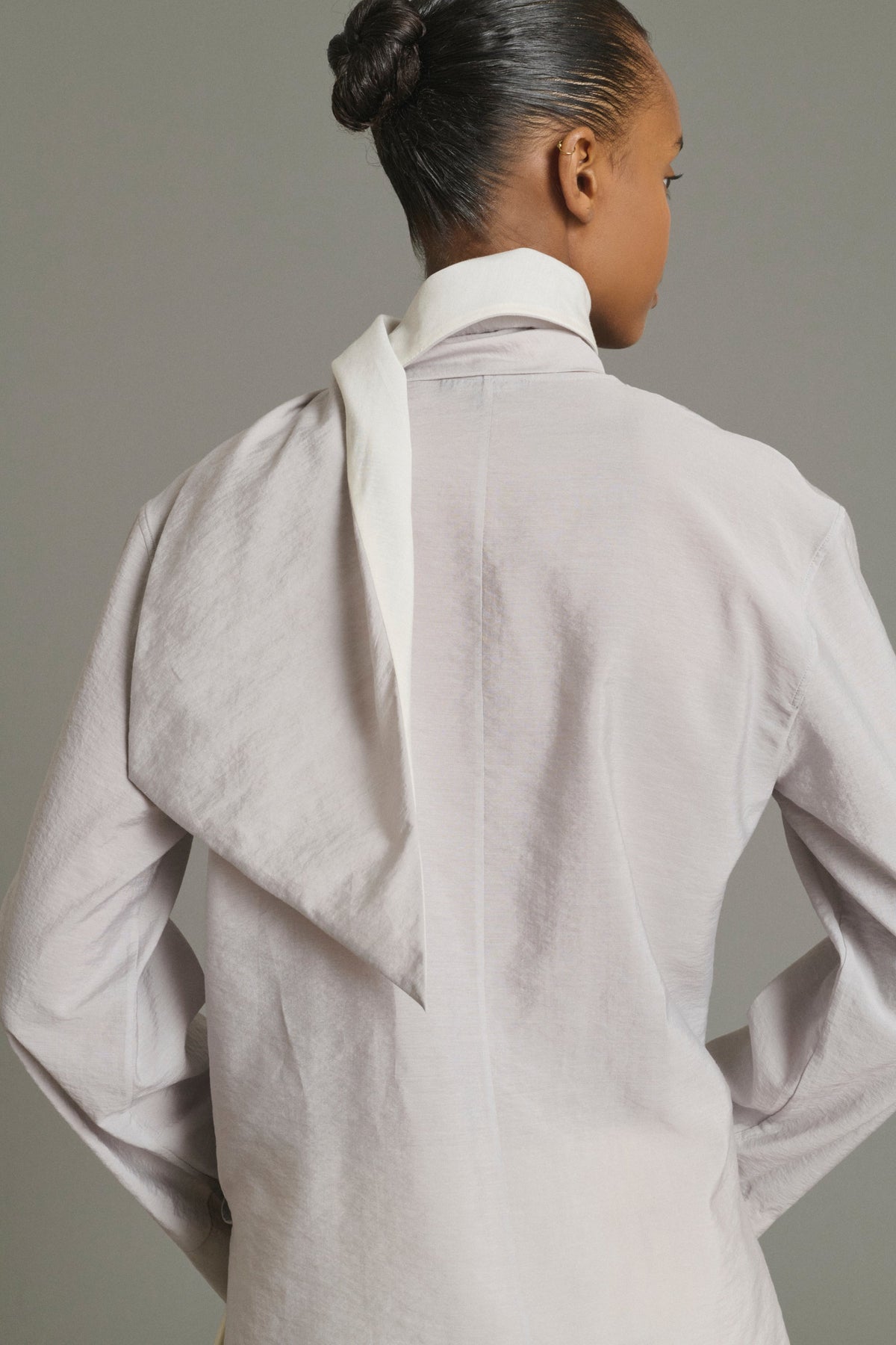 Blouse contrastée à col foulard