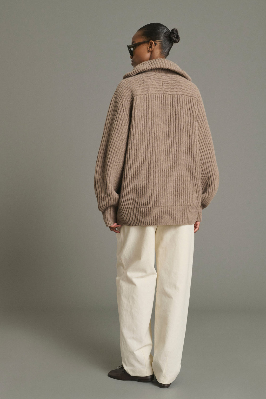 Pantalon arrondi à bas de jambe pincé