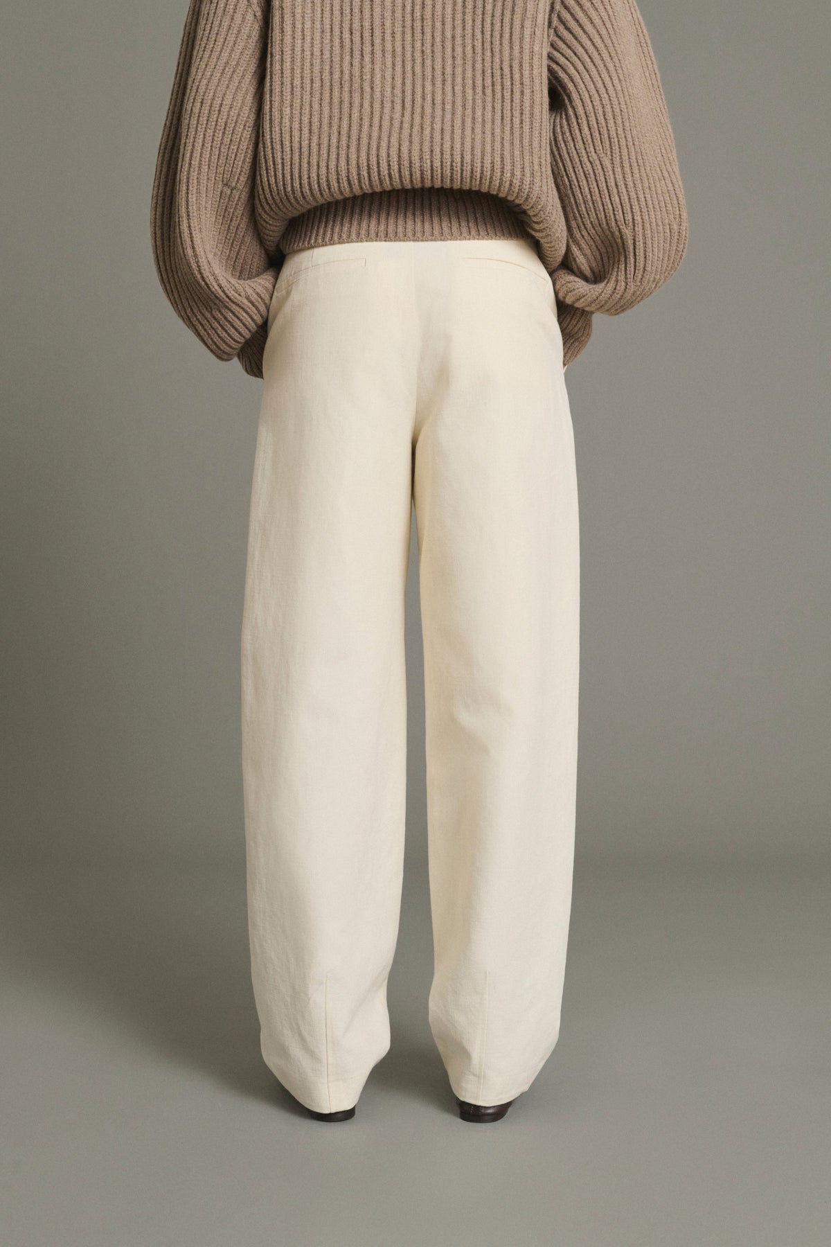 Pantalon arrondi à bas de jambe pincé