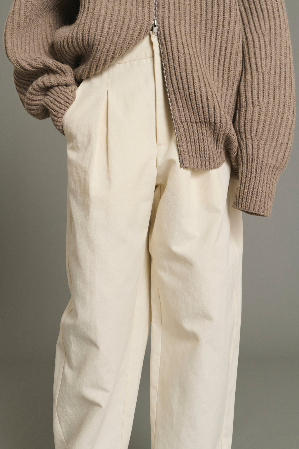 Pantalon arrondi à bas de jambe pincé