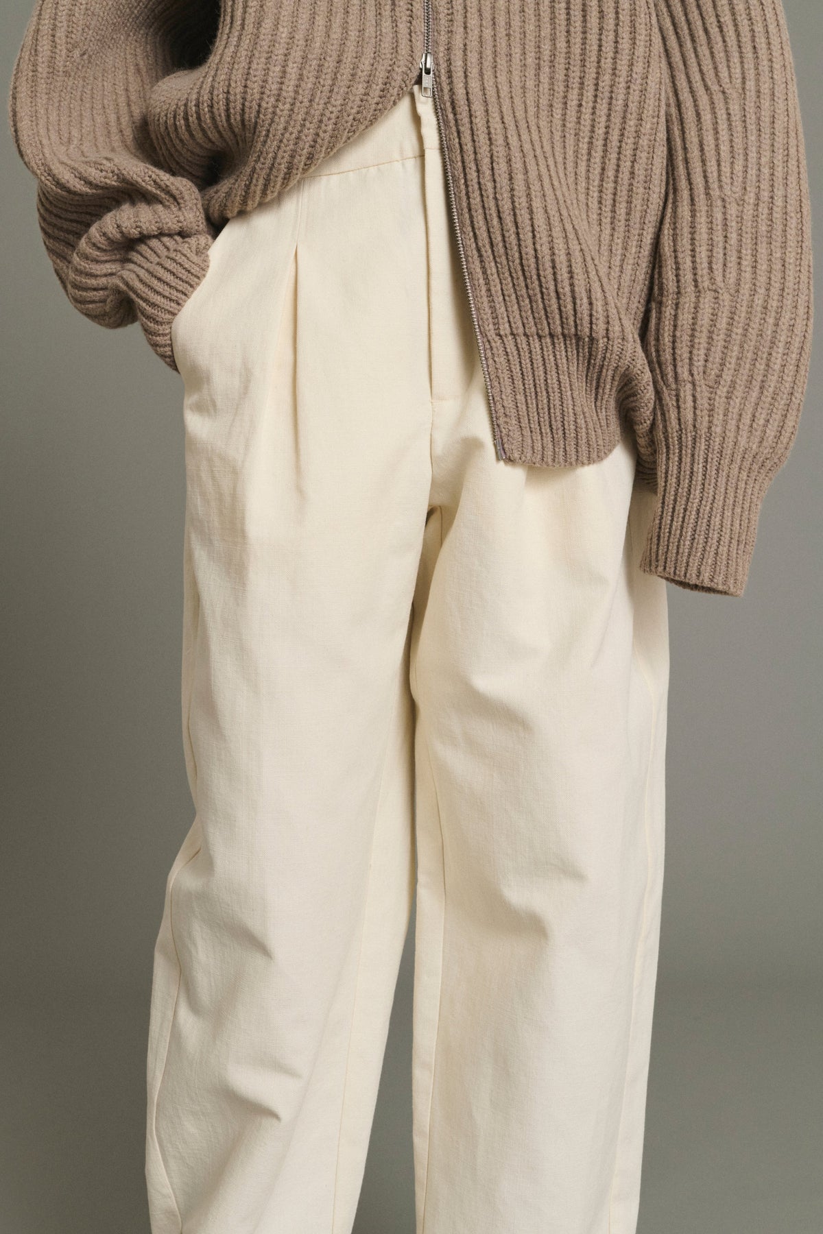 Pantalon arrondi à bas de jambe pincé