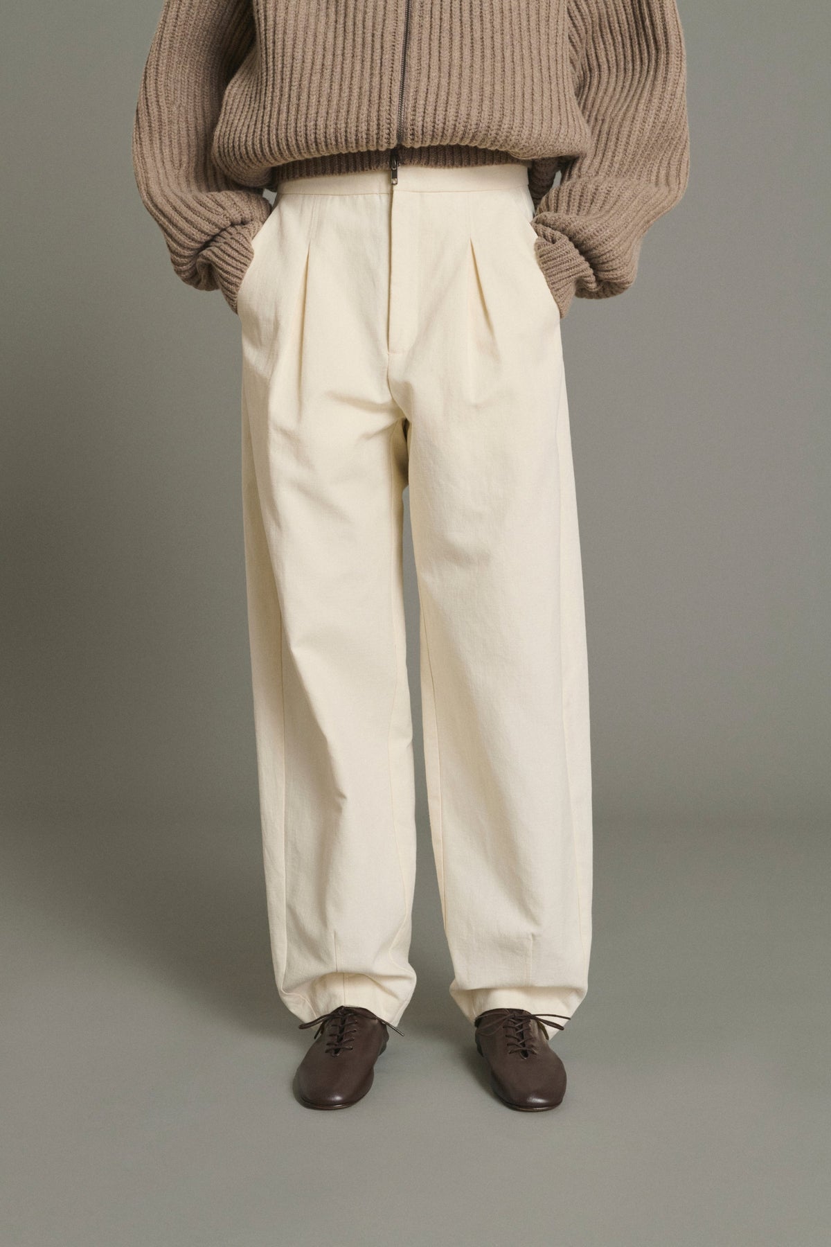 Pantalon arrondi à bas de jambe pincé