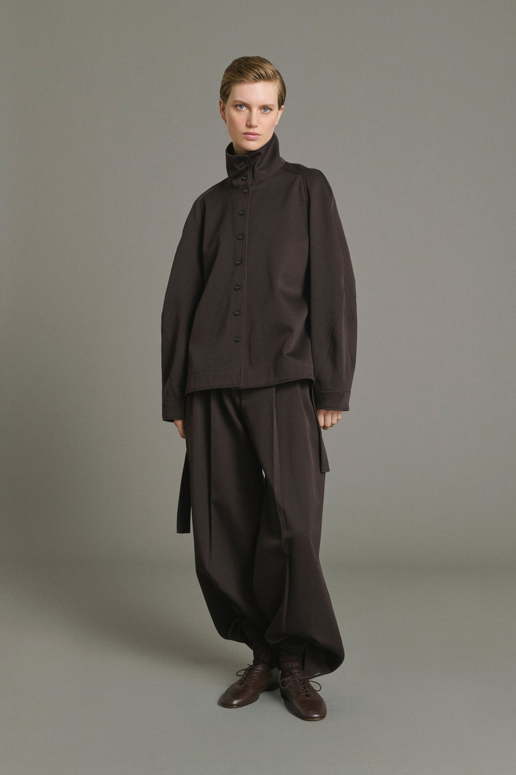 Veste ceinturée à col montant en gabardine de laine