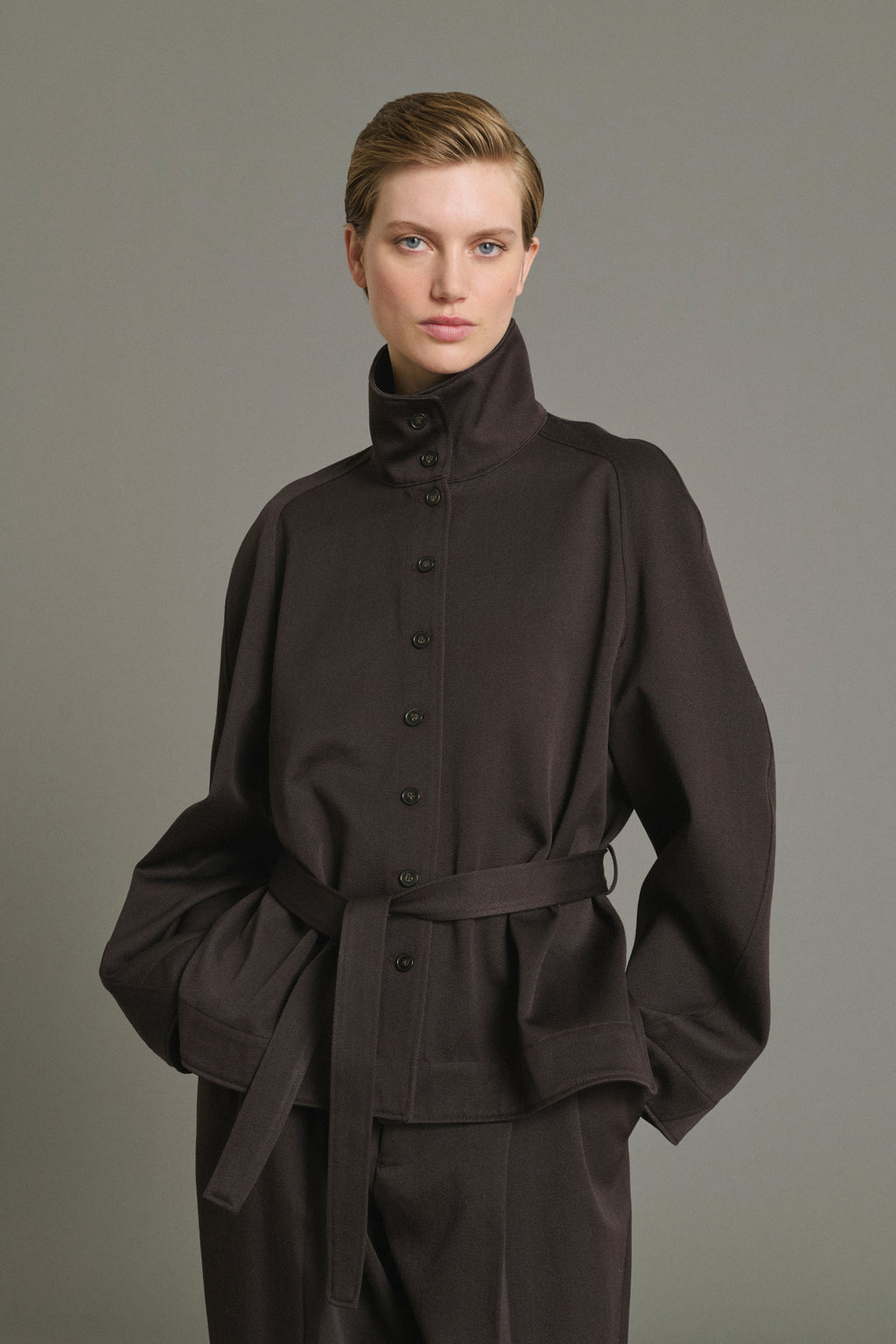 Veste ceinturée à col montant en gabardine de laine