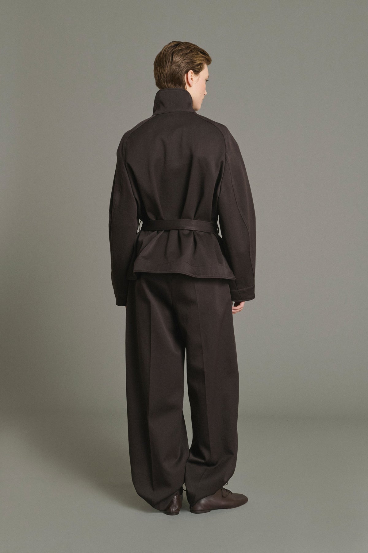 Veste ceinturée à col montant en gabardine de laine