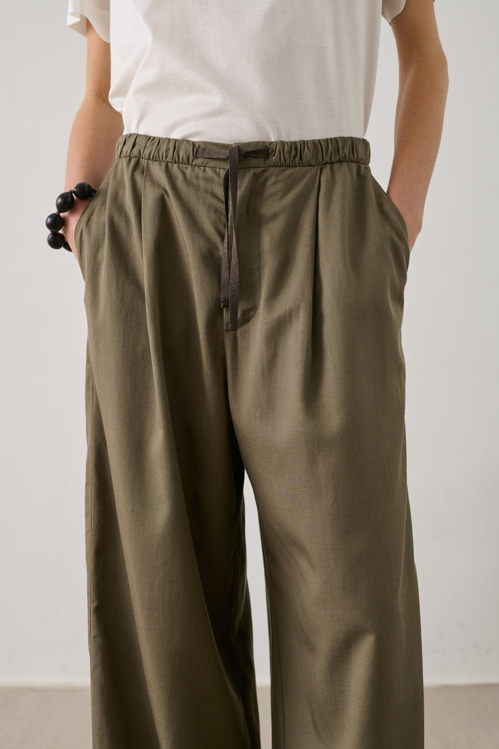 Pantalon à cordons en toile de coton glacée