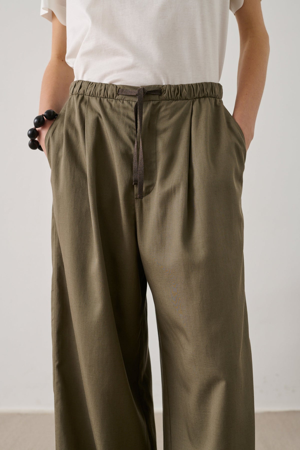 Pantalon à cordons en toile de coton glacée
