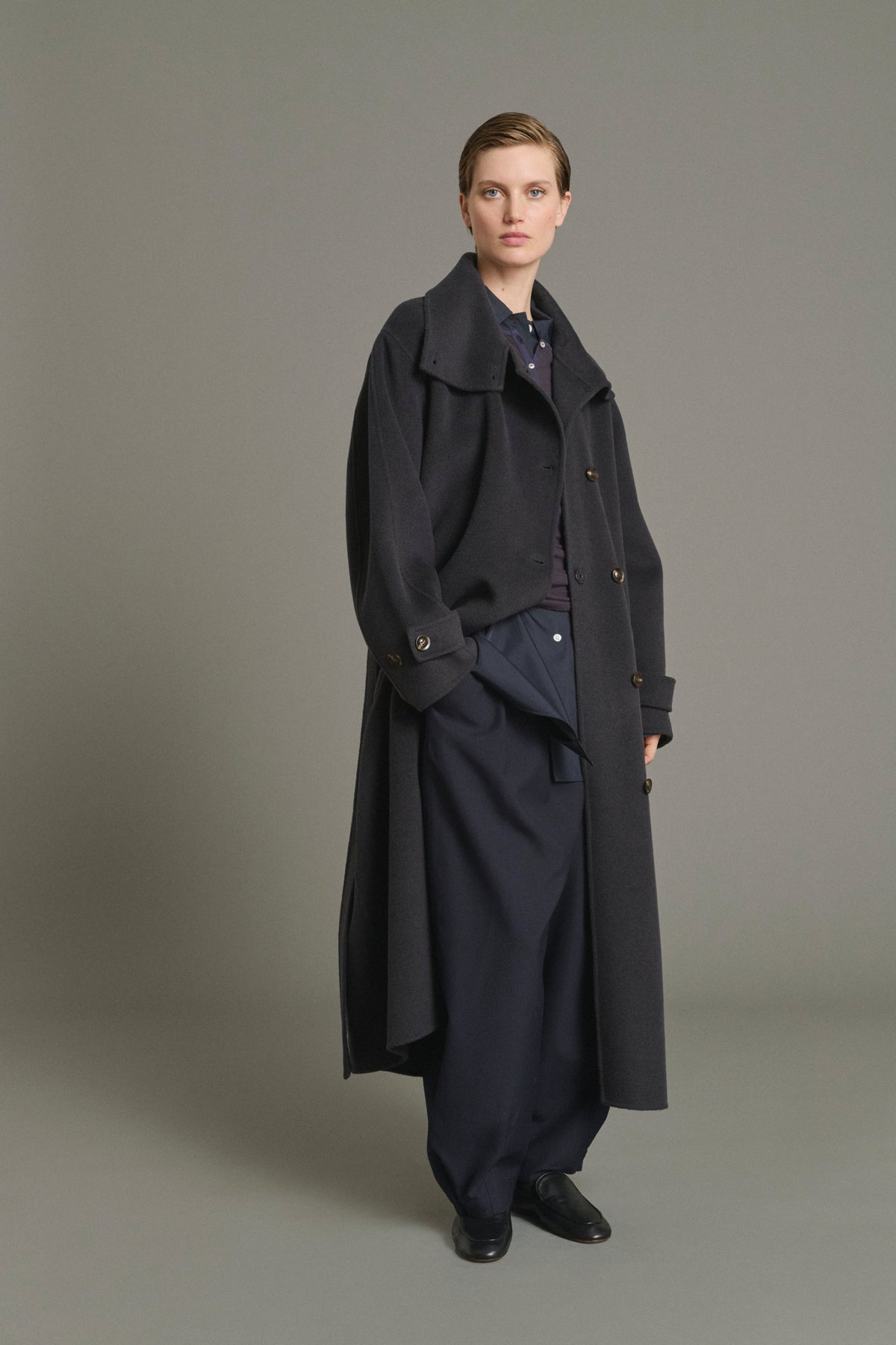 Manteau ceinturé à col haut en laine double face