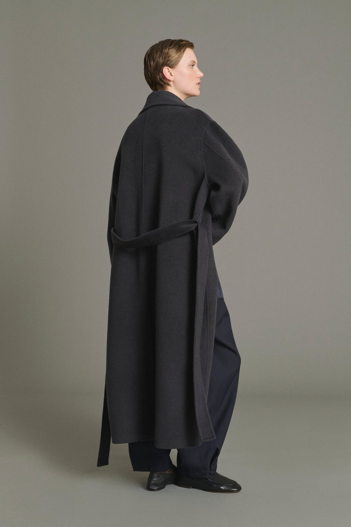 Manteau ceinturé à col haut en laine double face