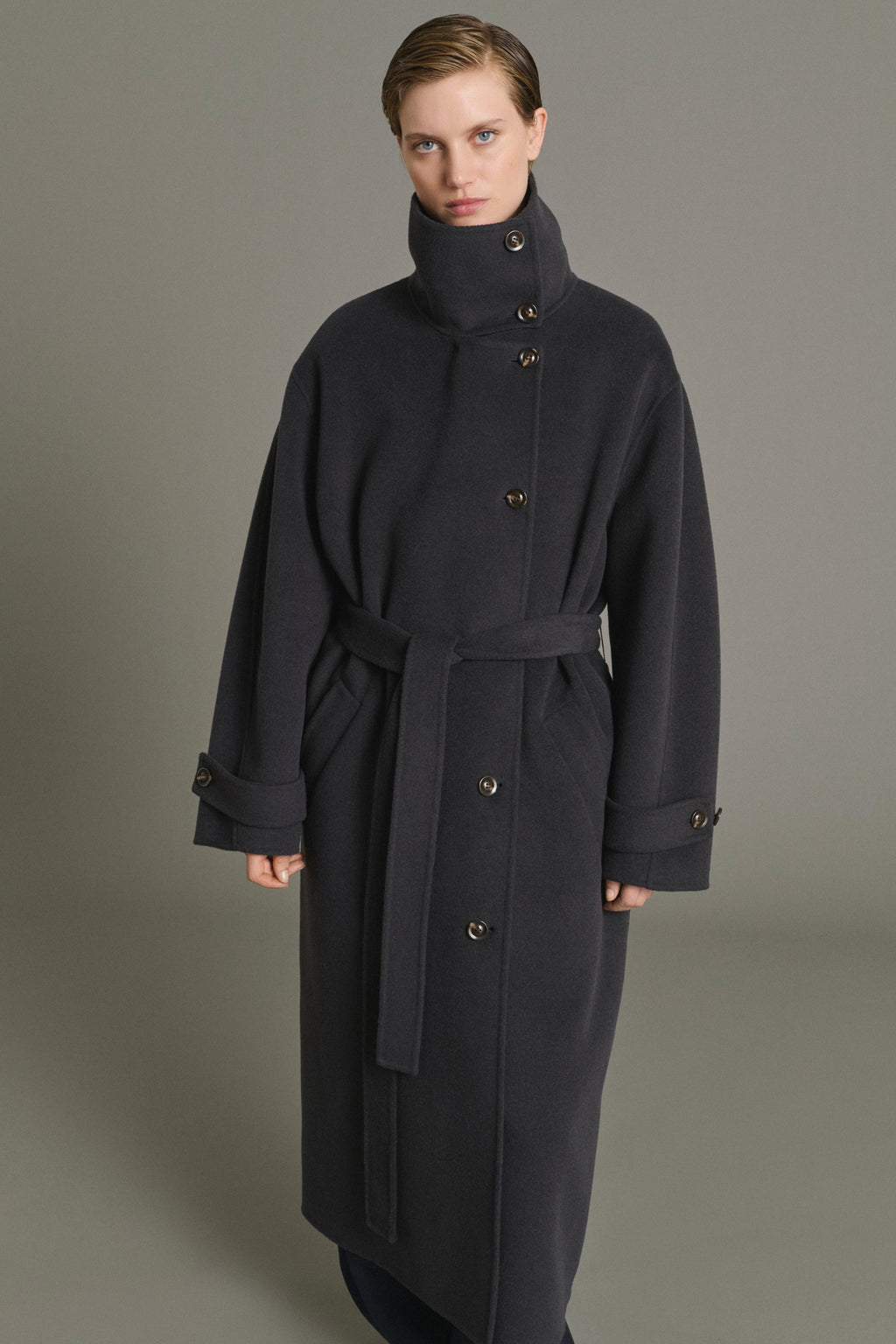 Manteau ceinturé à col haut en laine double face