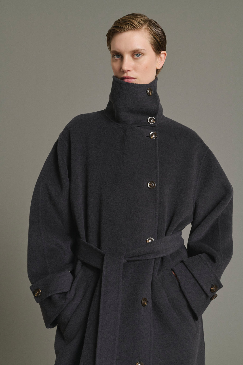 Manteau ceinturé à col haut en laine double face
