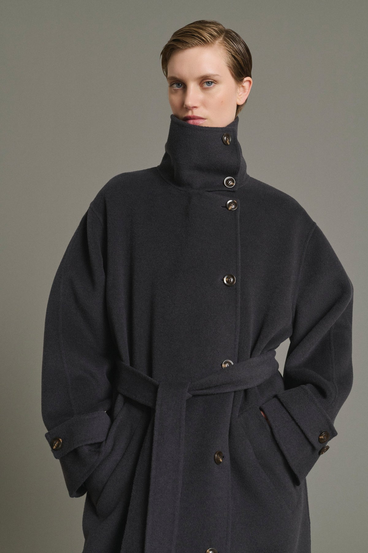 Manteau ceinturé à col haut en laine double face