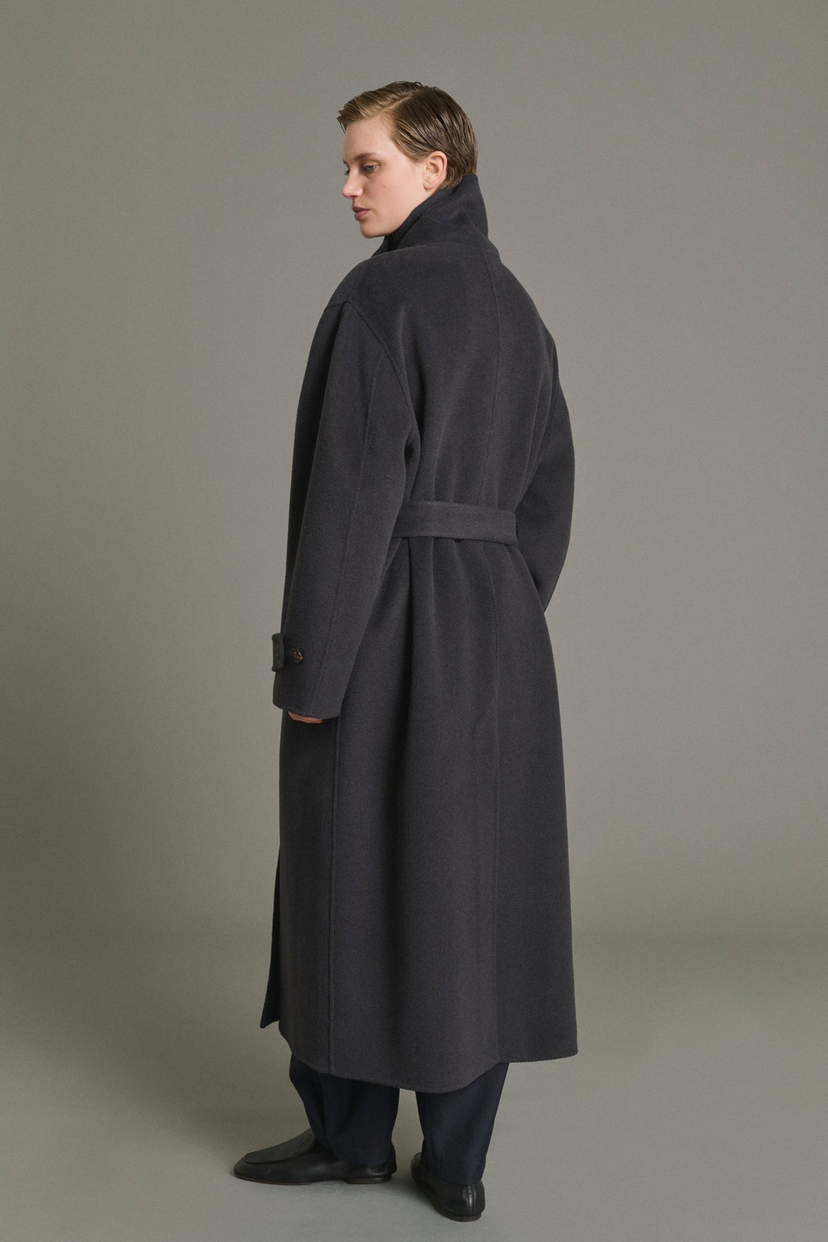 Manteau ceinturé à col haut en laine double face
