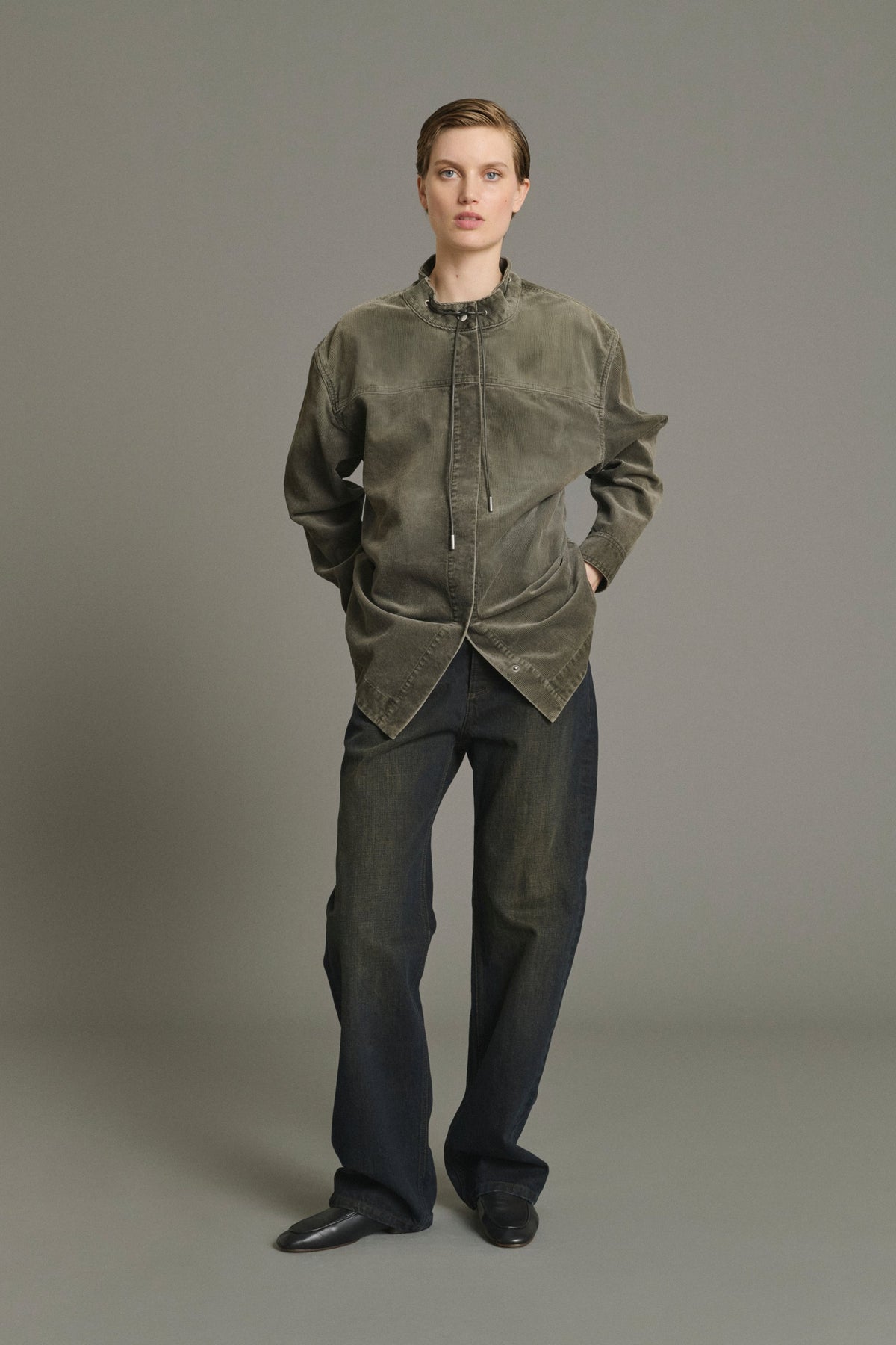 Jean étroit en denim noir sépia