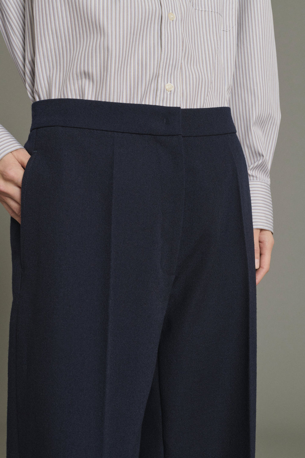 Pantalon large à revers en twill de laine