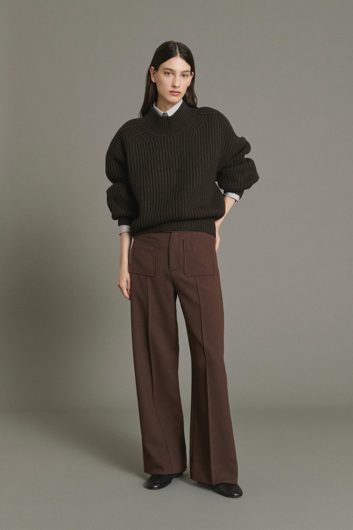 Pantalon à poches plaquées et pli piqué