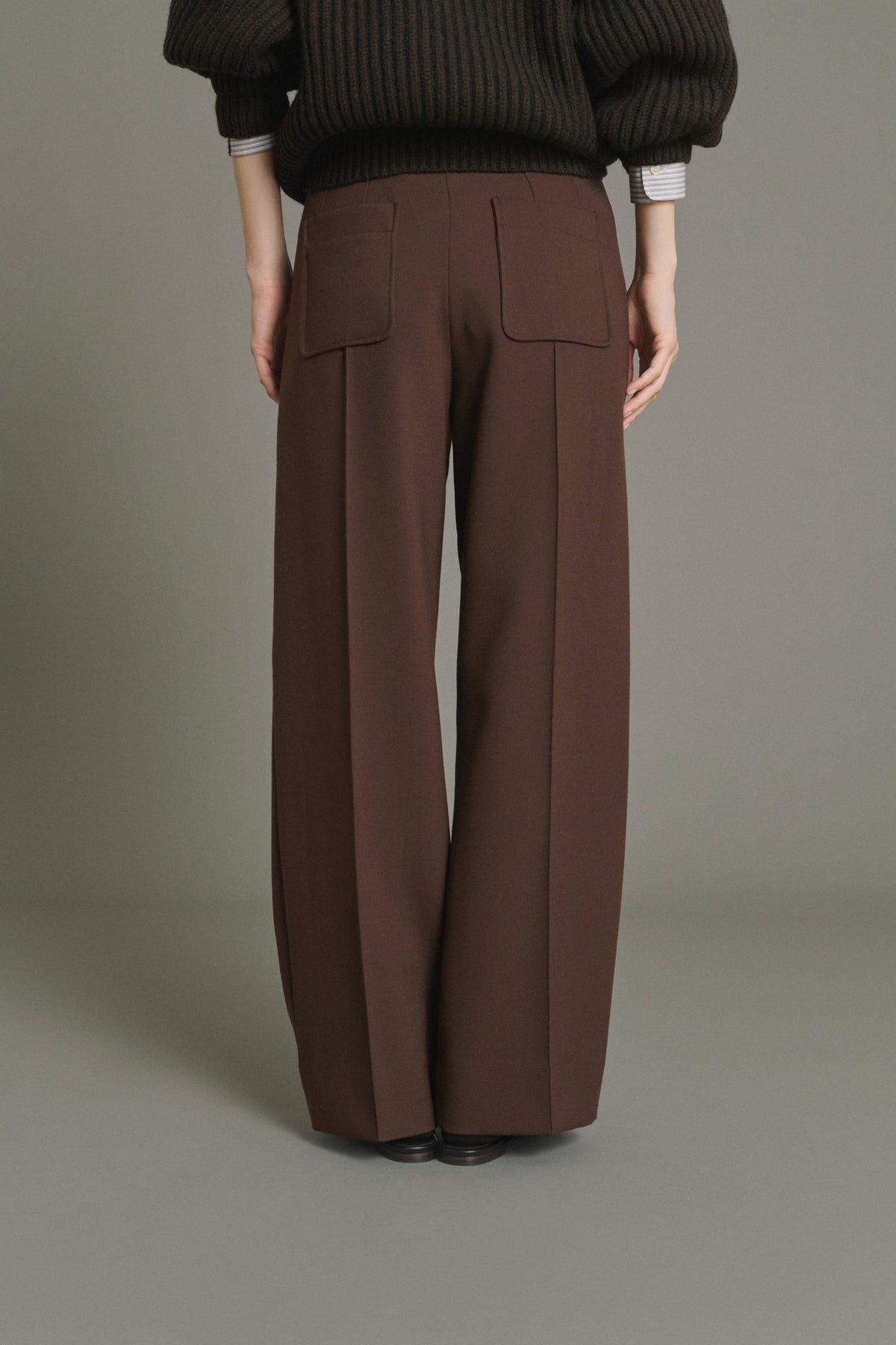 Pantalon à poches plaquées et pli piqué