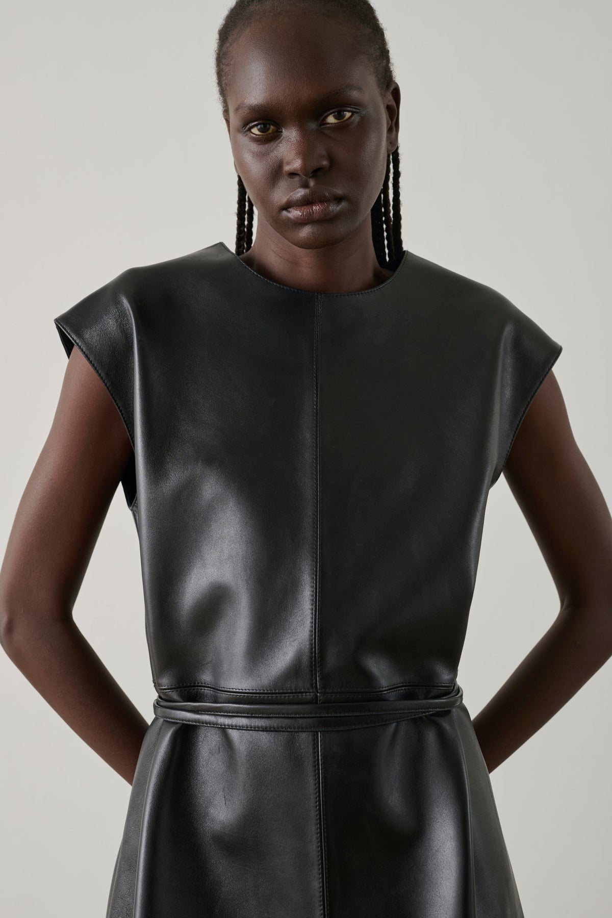 Robe sans manches en cuir
