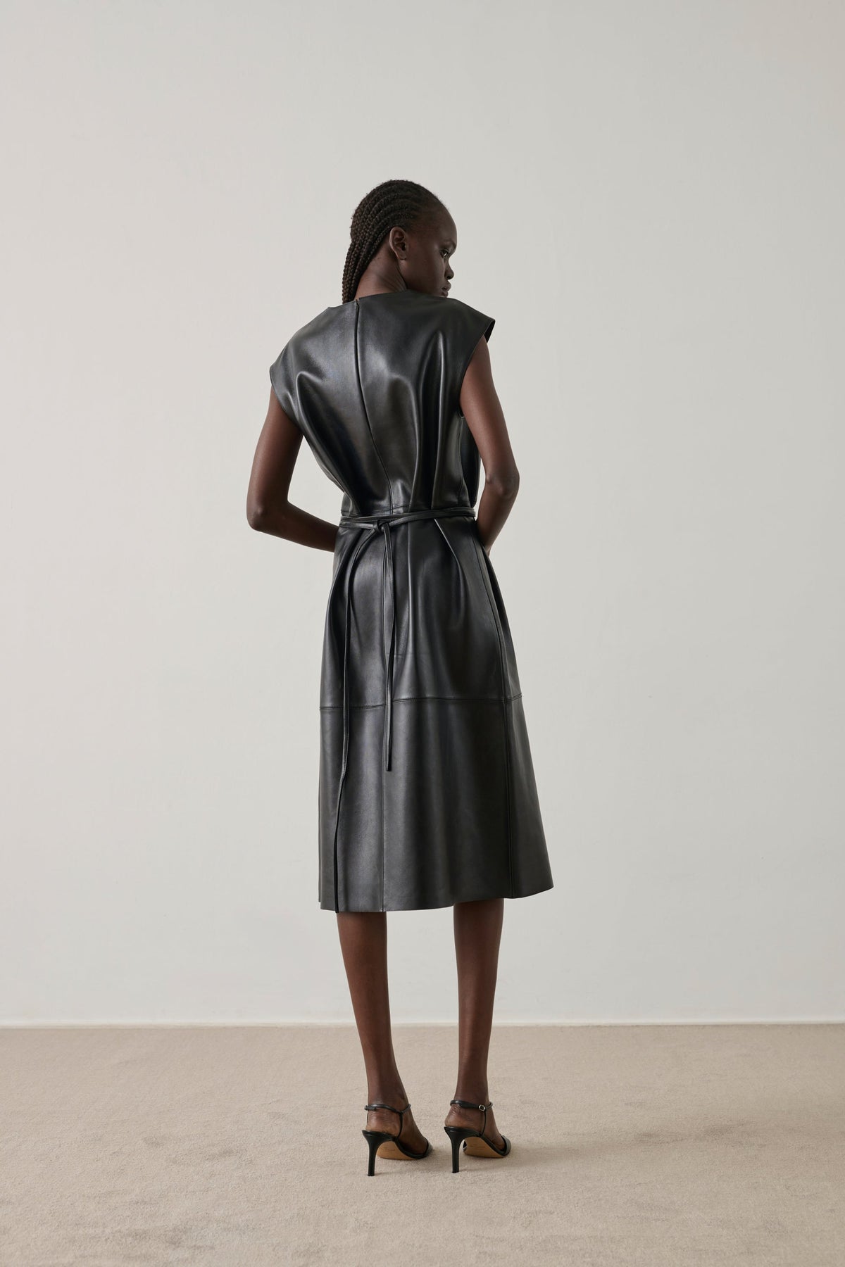 Robe sans manches en cuir