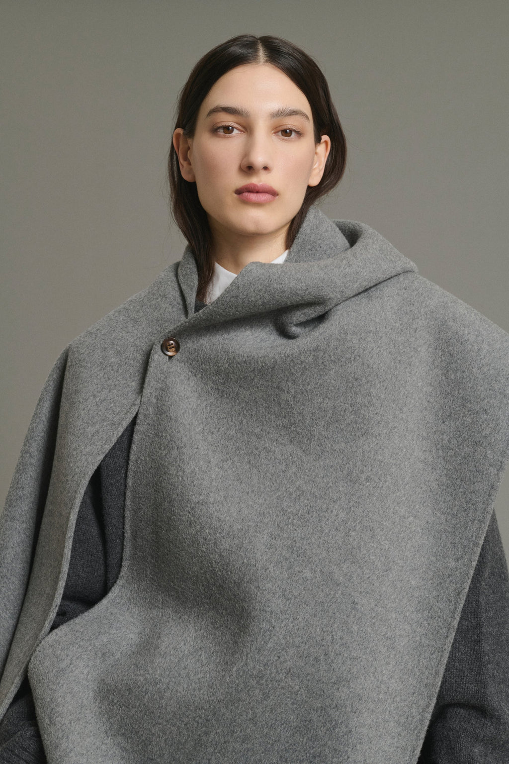 Cape boutonnée en laine double face