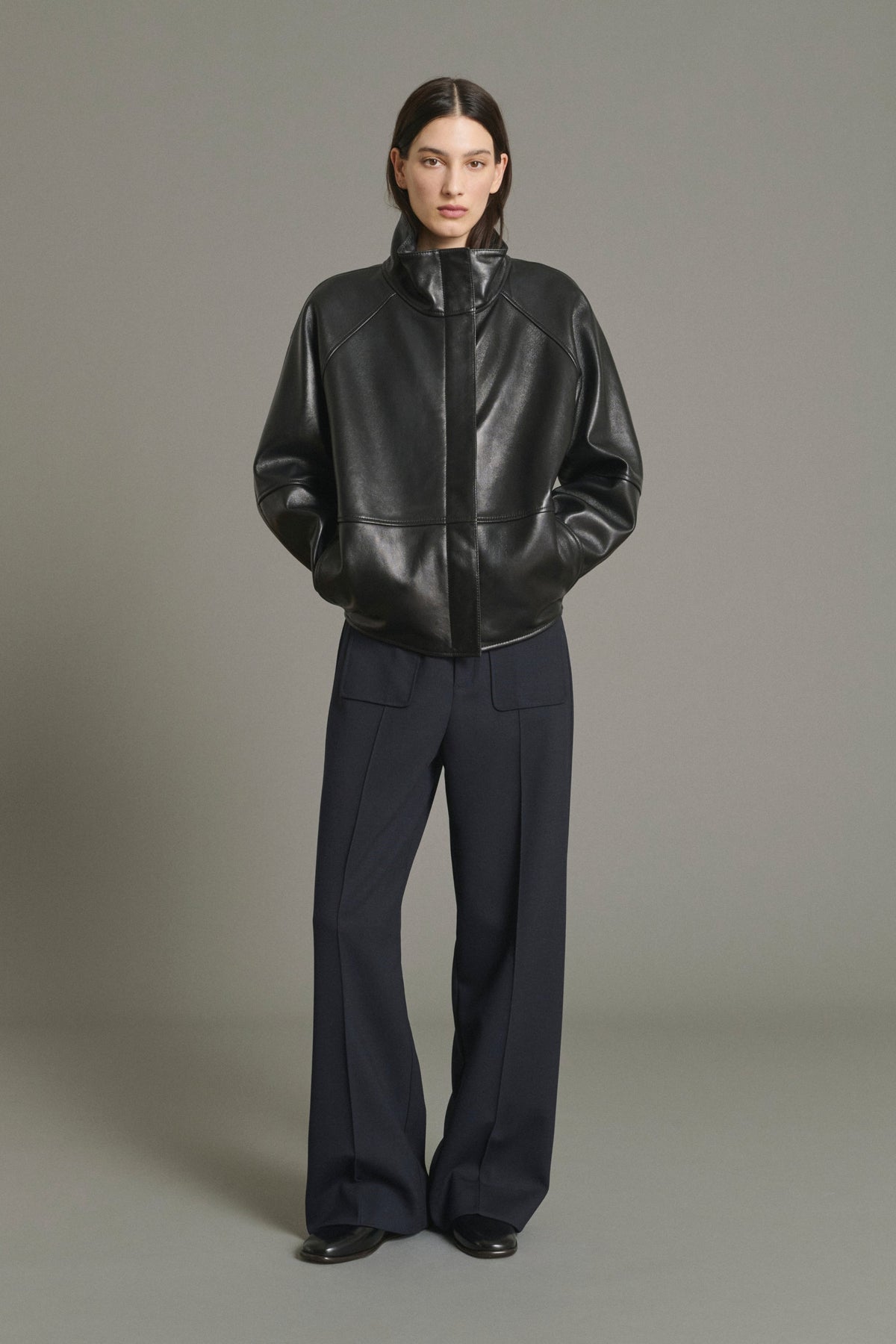 Pantalon droit légèrement évasé en laine