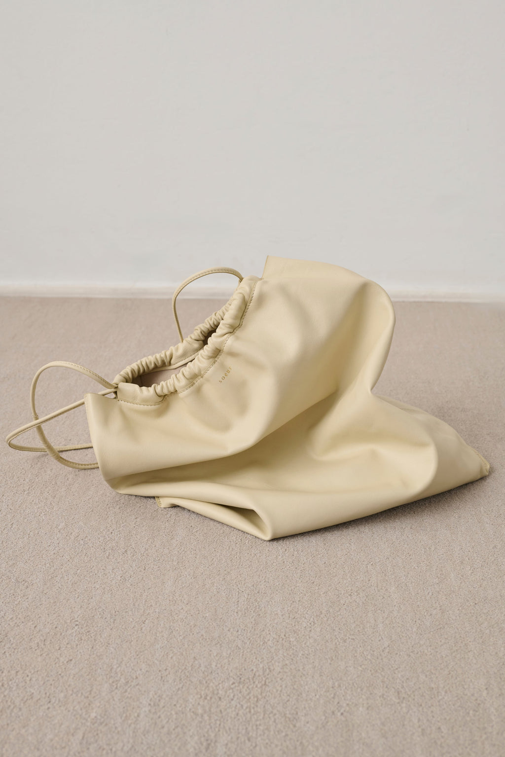 Sac froncé en croûte de cuir