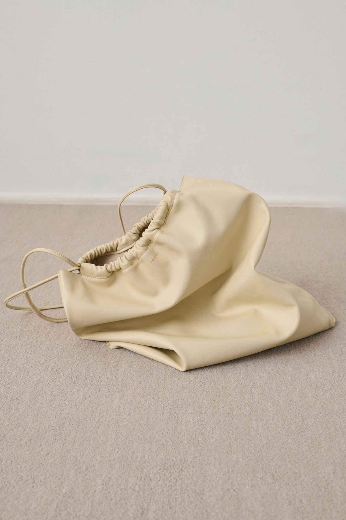 Sac froncé en croûte de cuir