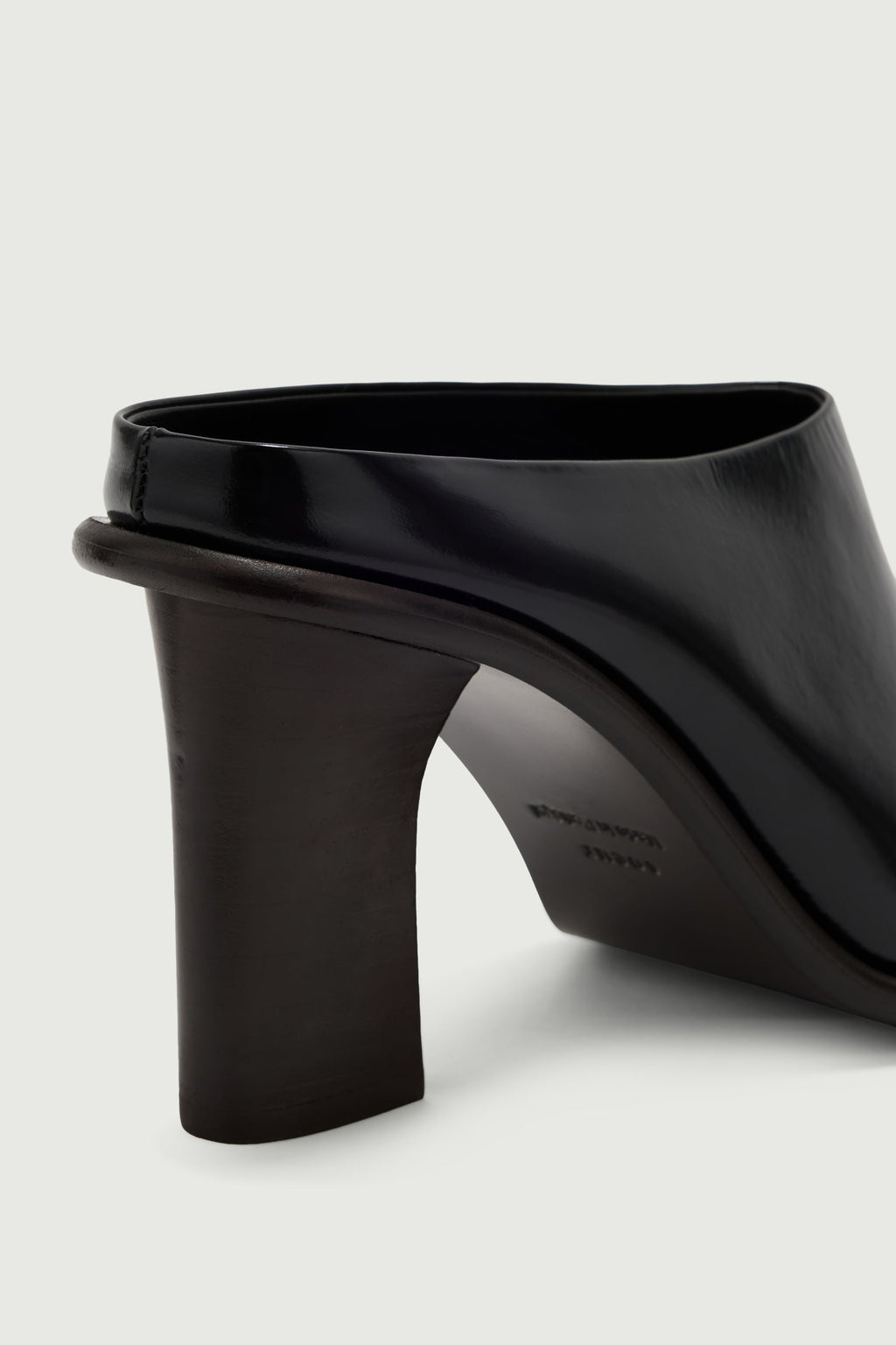Mules à talons en cuir glacé