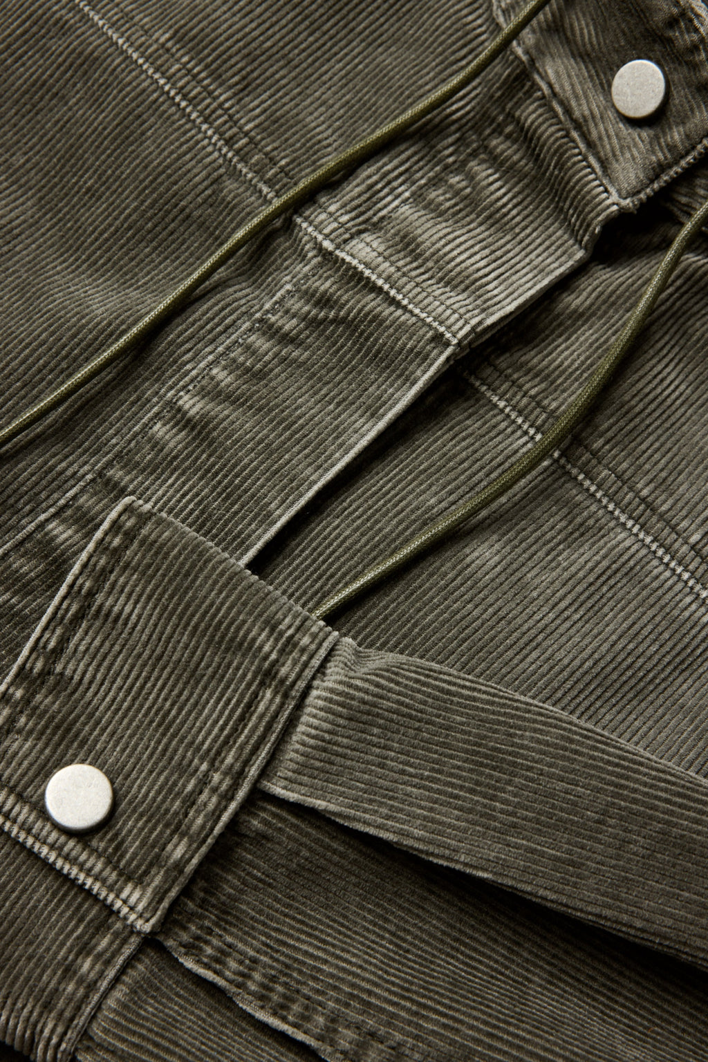 Chemise à liens en velours côtelé