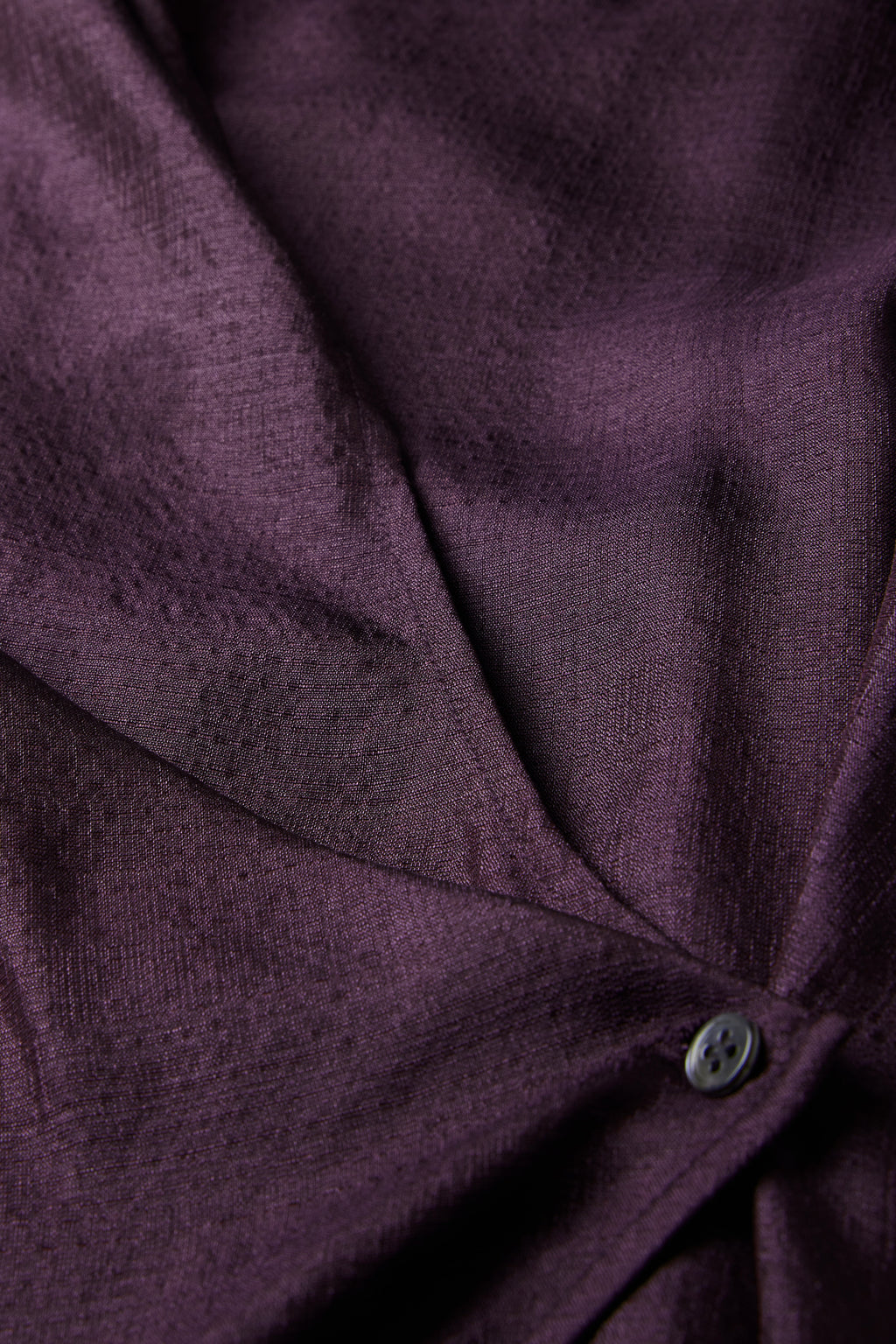 Robe croisée en soie texturée