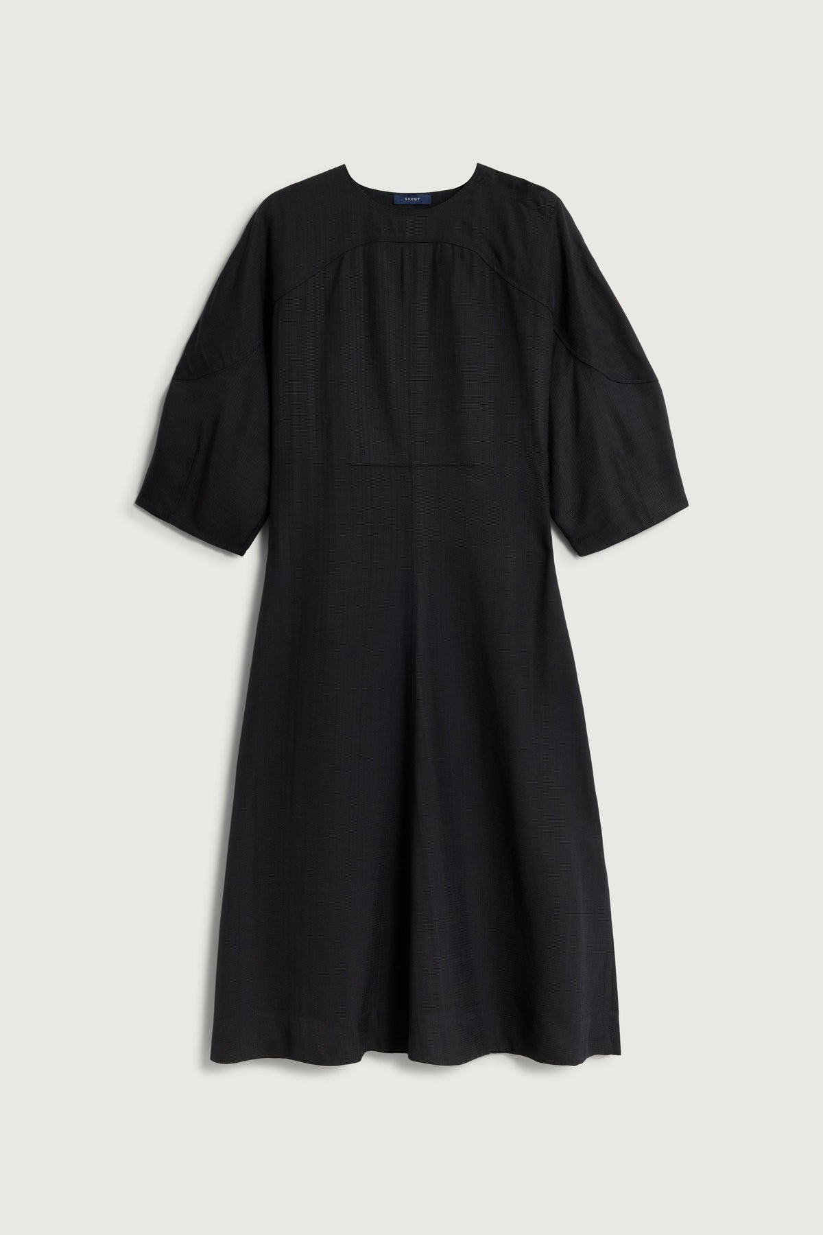 Robe structurée à manches trois-quarts