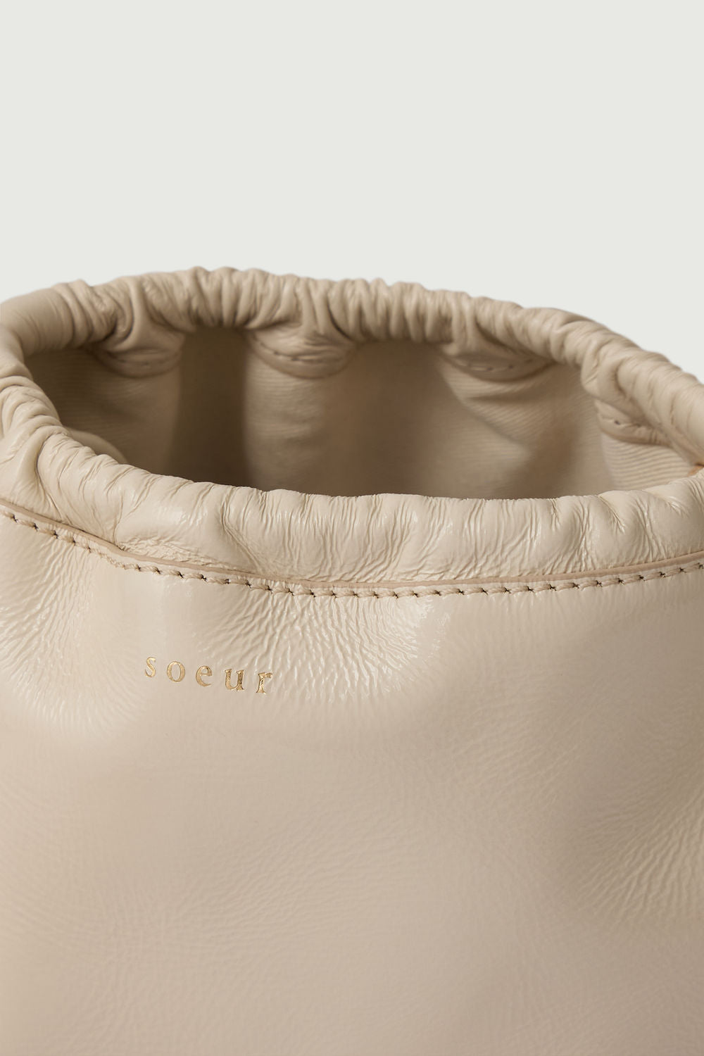Pochette froncée en cuir vernis