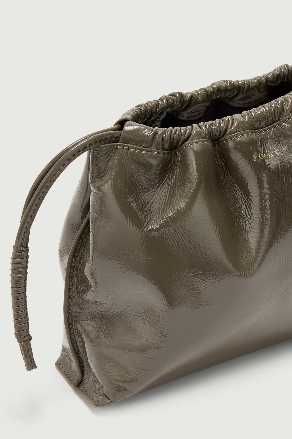 Pochette froncée en cuir vernis
