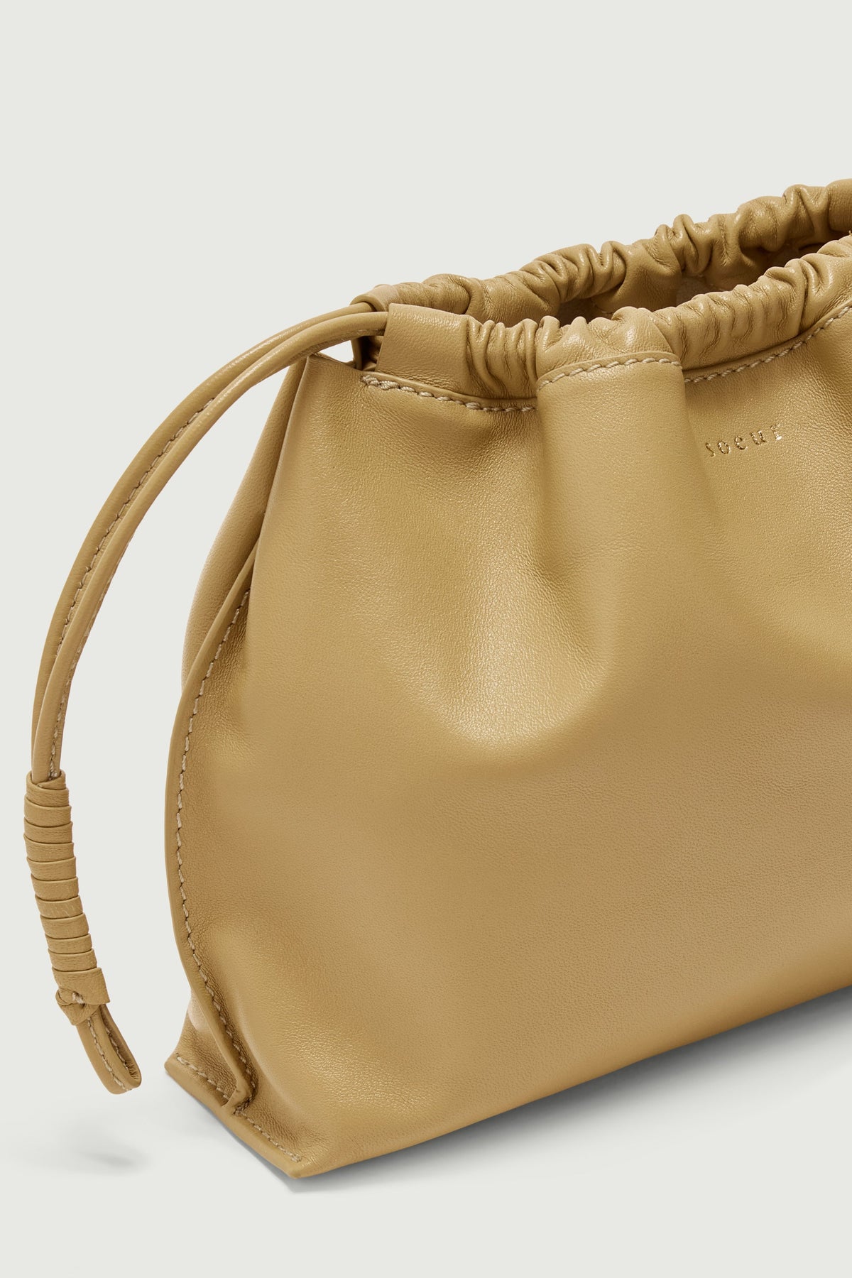 Pochette froncée en cuir vernis