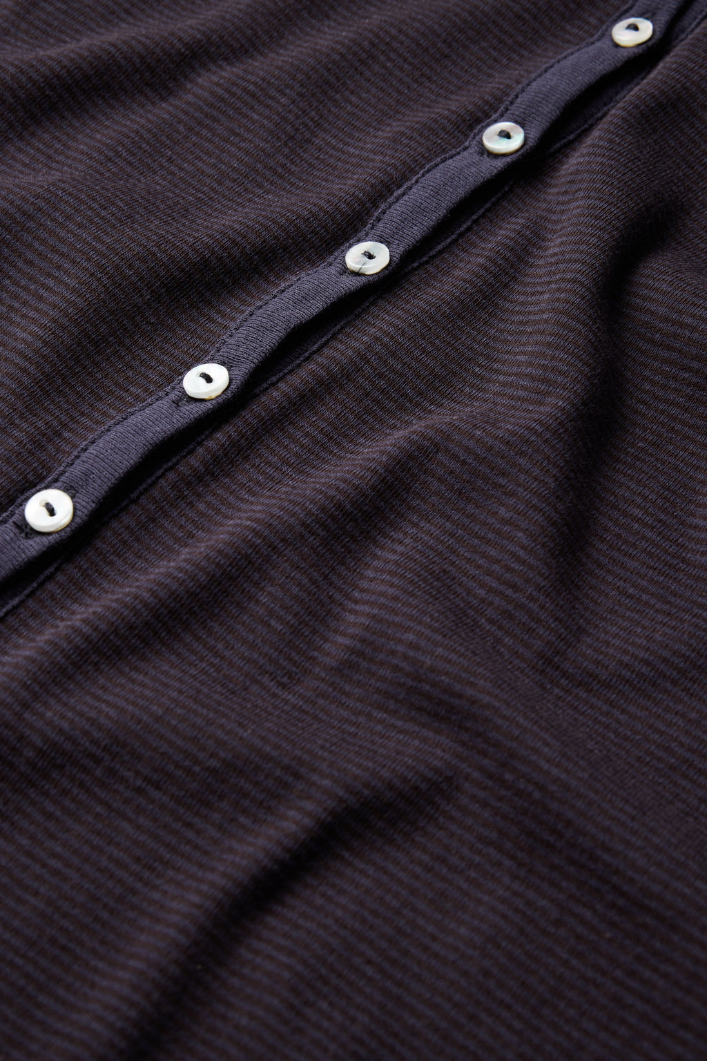 Tee-shirt boutonné à manches longues en jersey crêpe