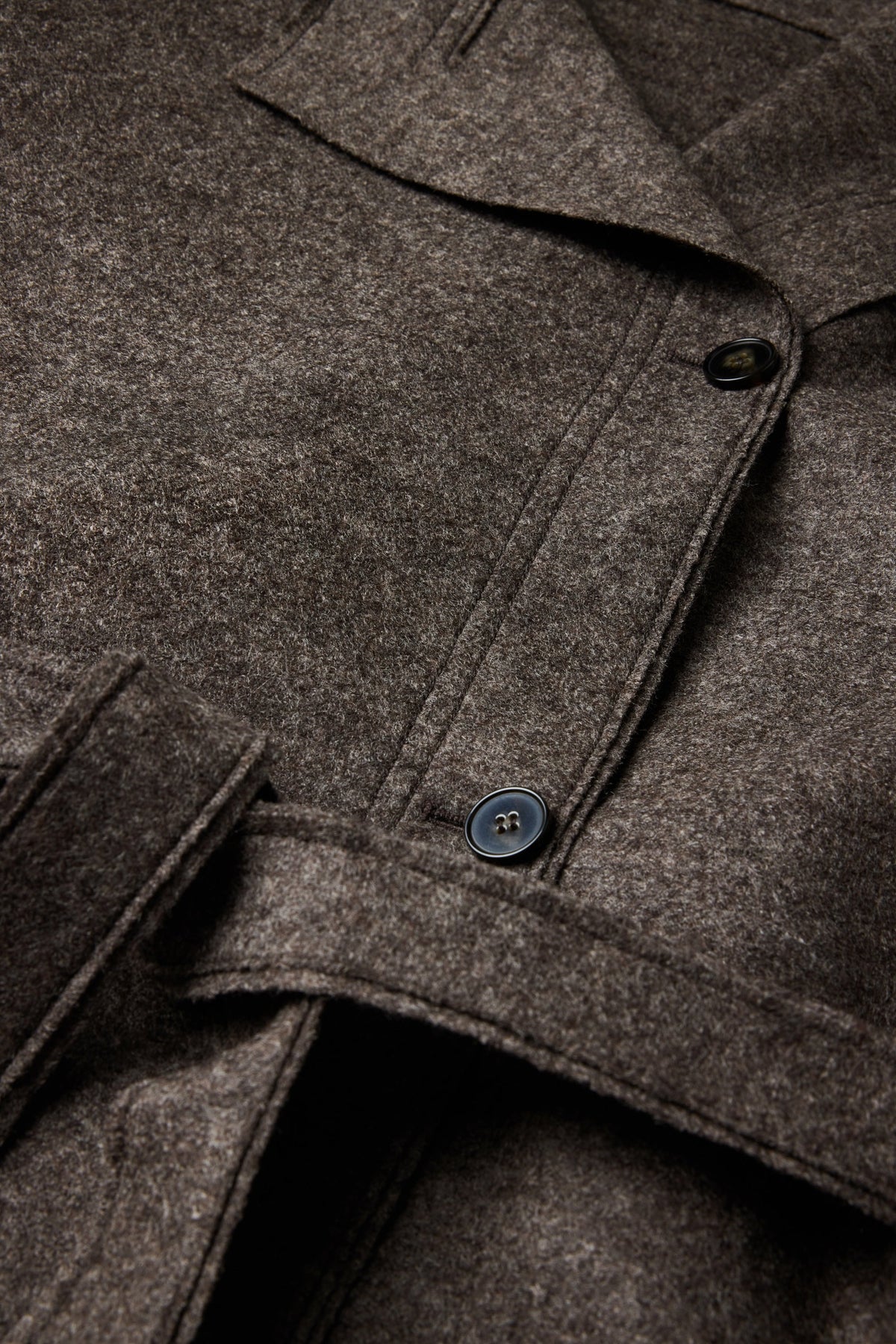 Veste croisée ceinturée en laine bouillie